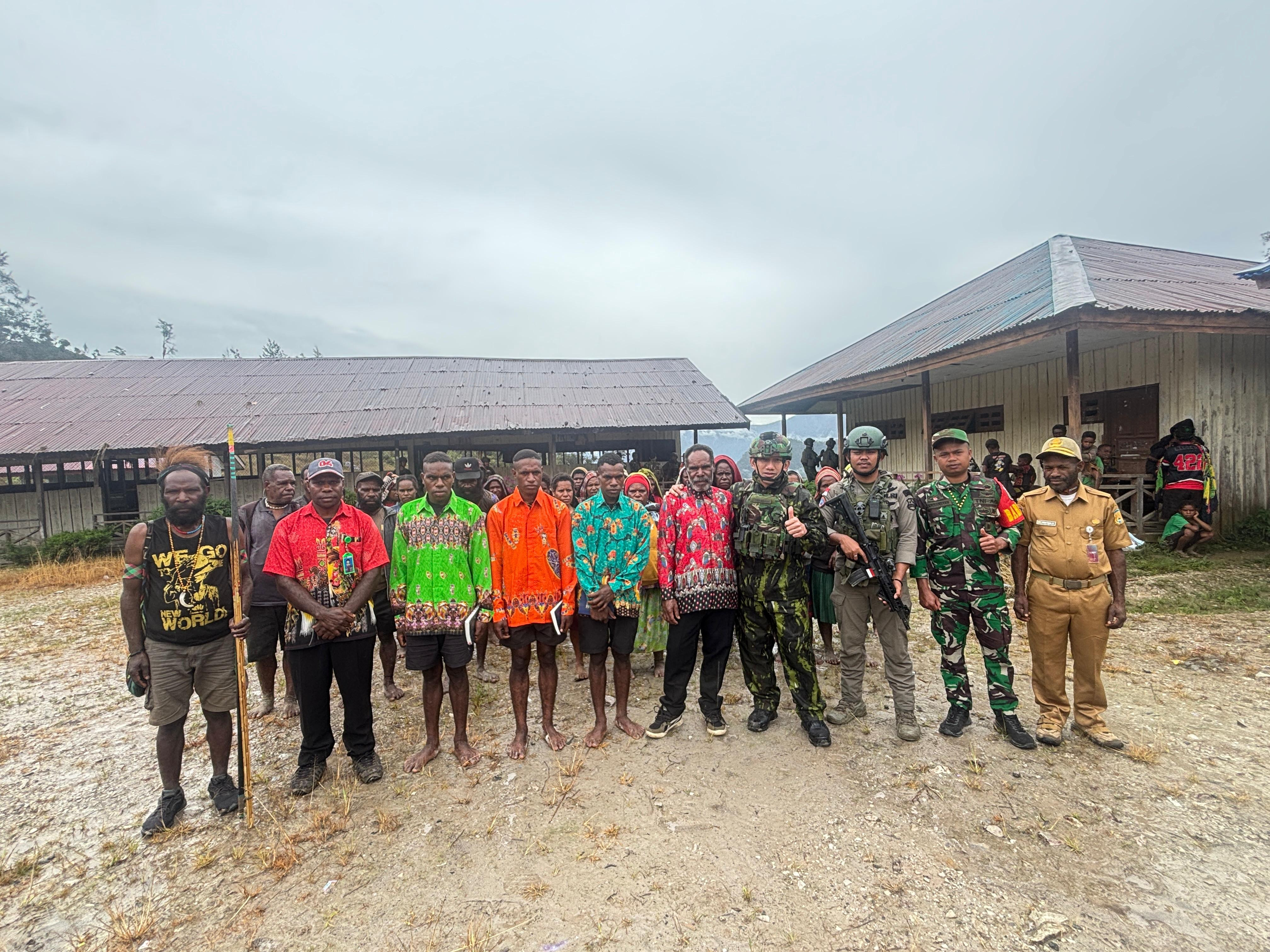 Momen Mengharukan, Tiga Eks OPM Cium Merah Putih dan Kembali ke NKRI