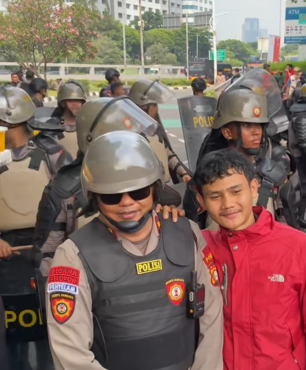 Polisi Humanis Bersama Mahasiswa dan Masyarakat Saat Demo di Gedung DPR/MPR