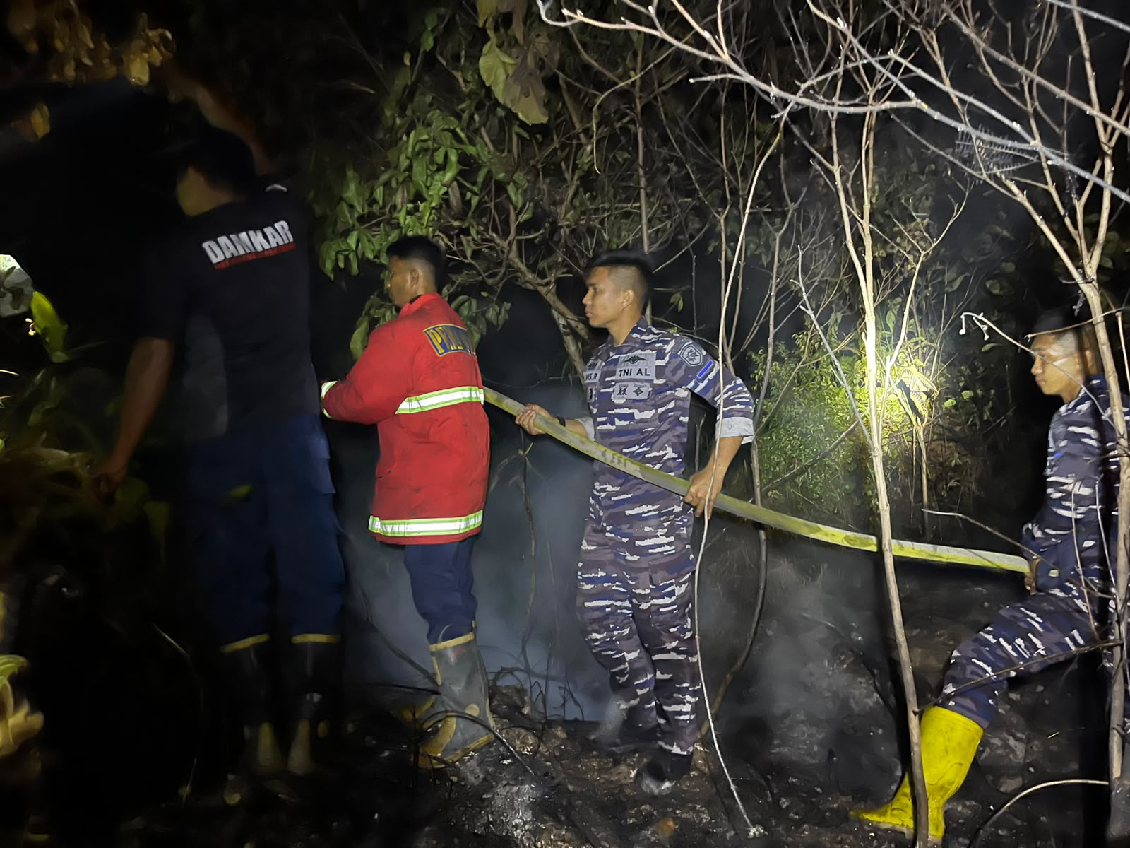 Prajurit Lanal Ranai Bantu Padamkan Kebakaran Lahan