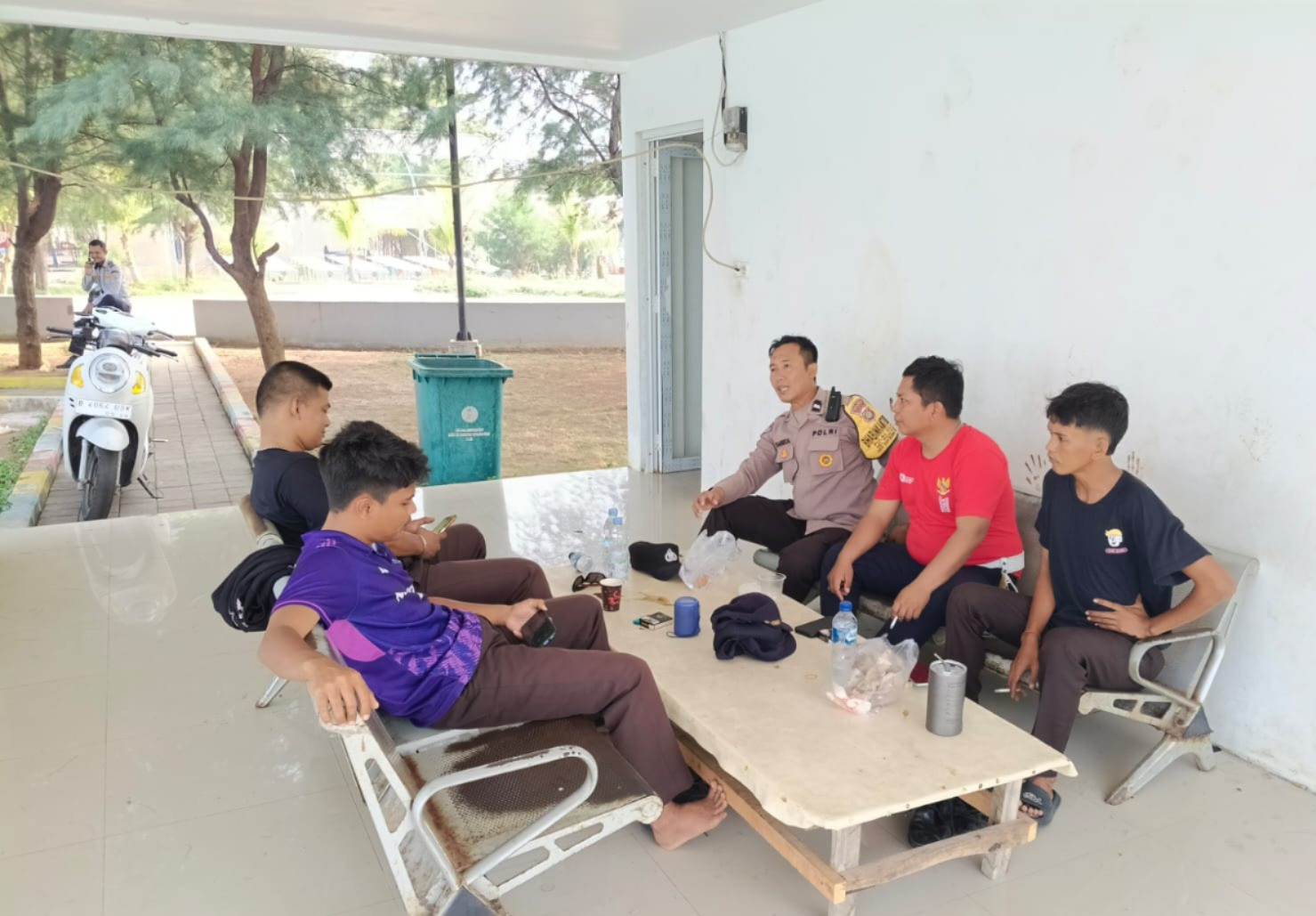 Bhabinkamtibmas Pulau Kelapa Sosialisasikan Call Center 110, Ajak Warga Bersinergi Jaga Keamanan
