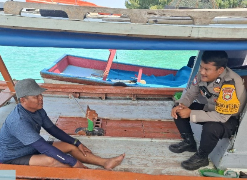 Bhabinkamtibmas Pulau Tidung Sosialisasikan Call Center 110 di Atas Kapal Nelayan, Ajak Warga Aktif Jaga Keamanan Laut