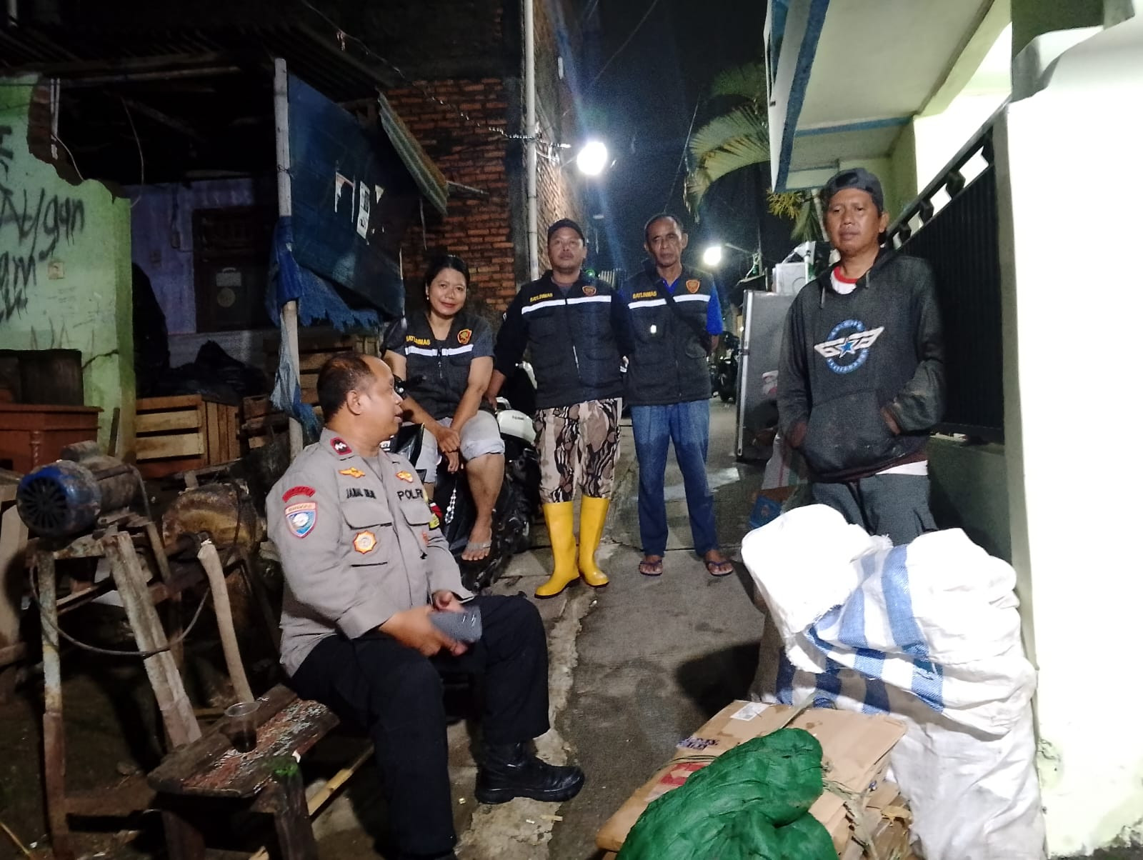 Air Kiriman Bogor Mulai Surut, Personel Polsek Rawa Lumbu Bantu Warga Margahayu Bersihkan Sisa Banjir