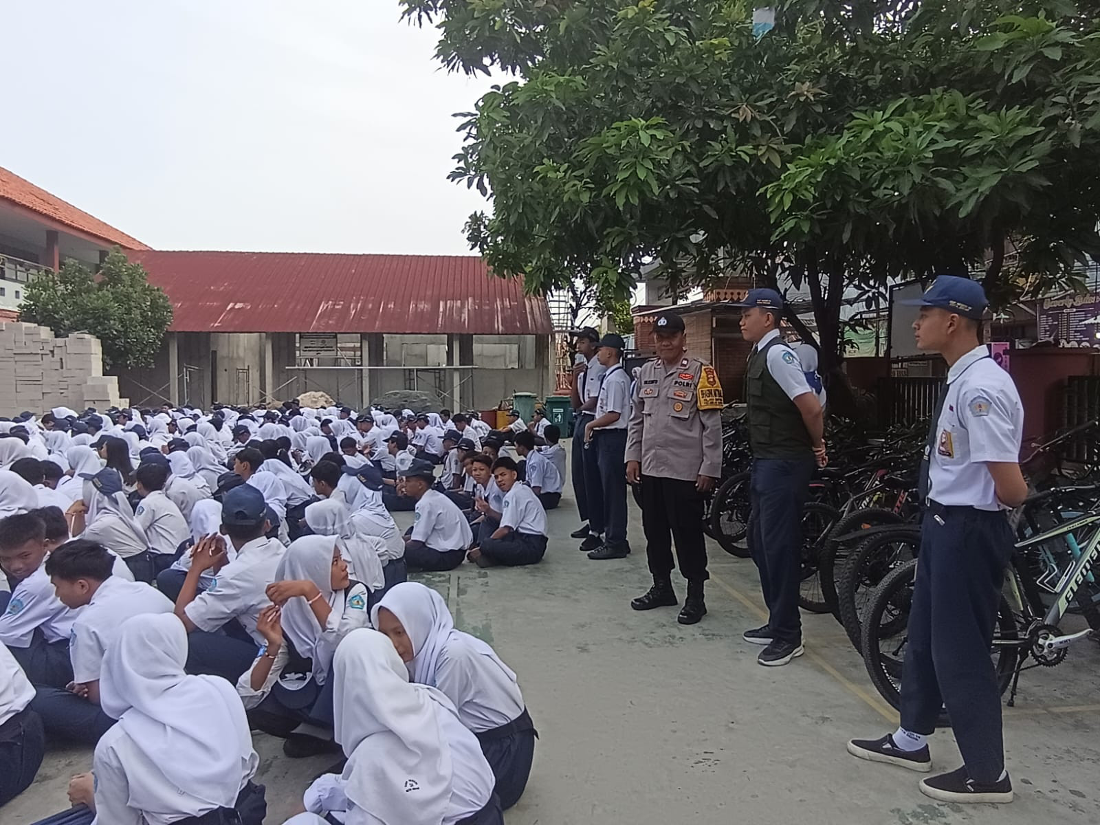 Polri Goes To School: Kapolsek Bekasi Barat Berikan Pembinaan dan Penyuluhan di SMPN 54 Kota Bekasi