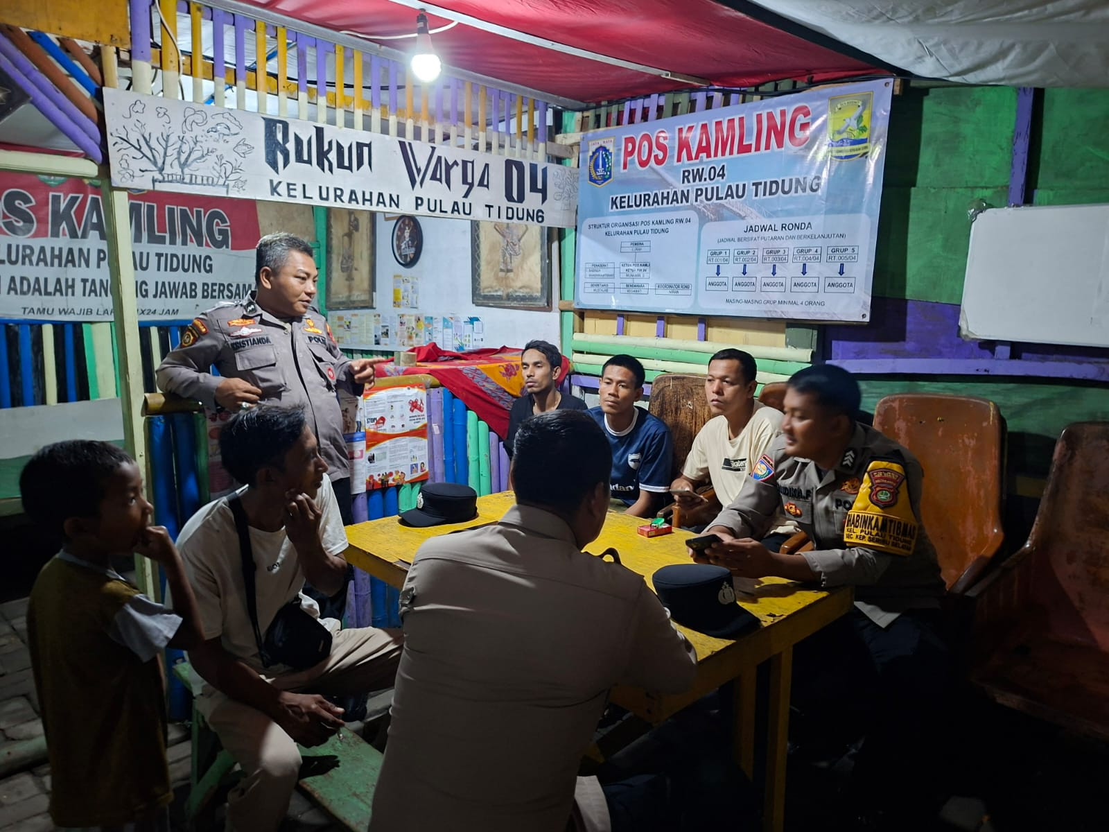 Patroli Malam Gabungan Polsek Kepulauan Seribu Selatan Perkuat Siskamling dan Cegah Guantibmas