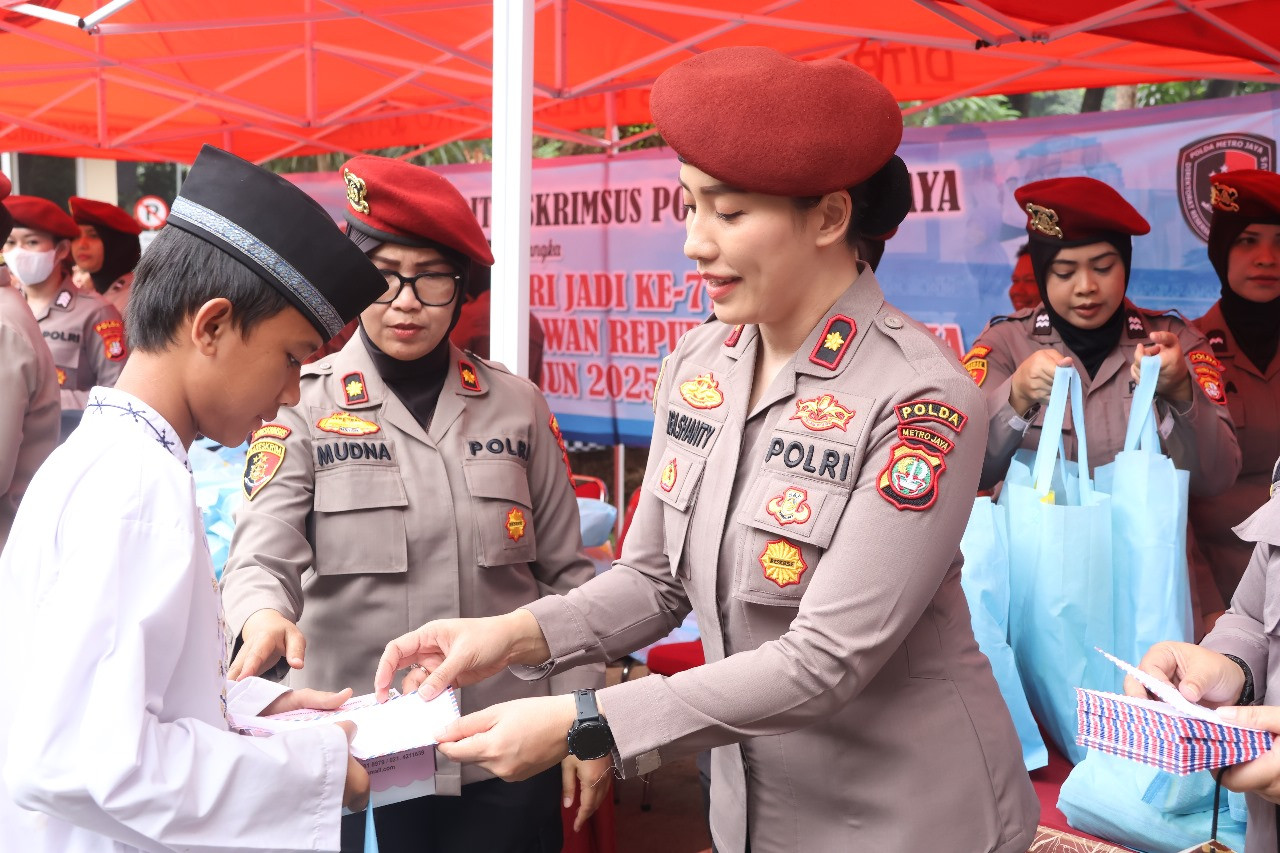 Rayakan HUT ke-77, Polwan Ditreskrimsus Polda Metro Jaya Gelar Bakti Sosial dan Santuni Anak Yatim