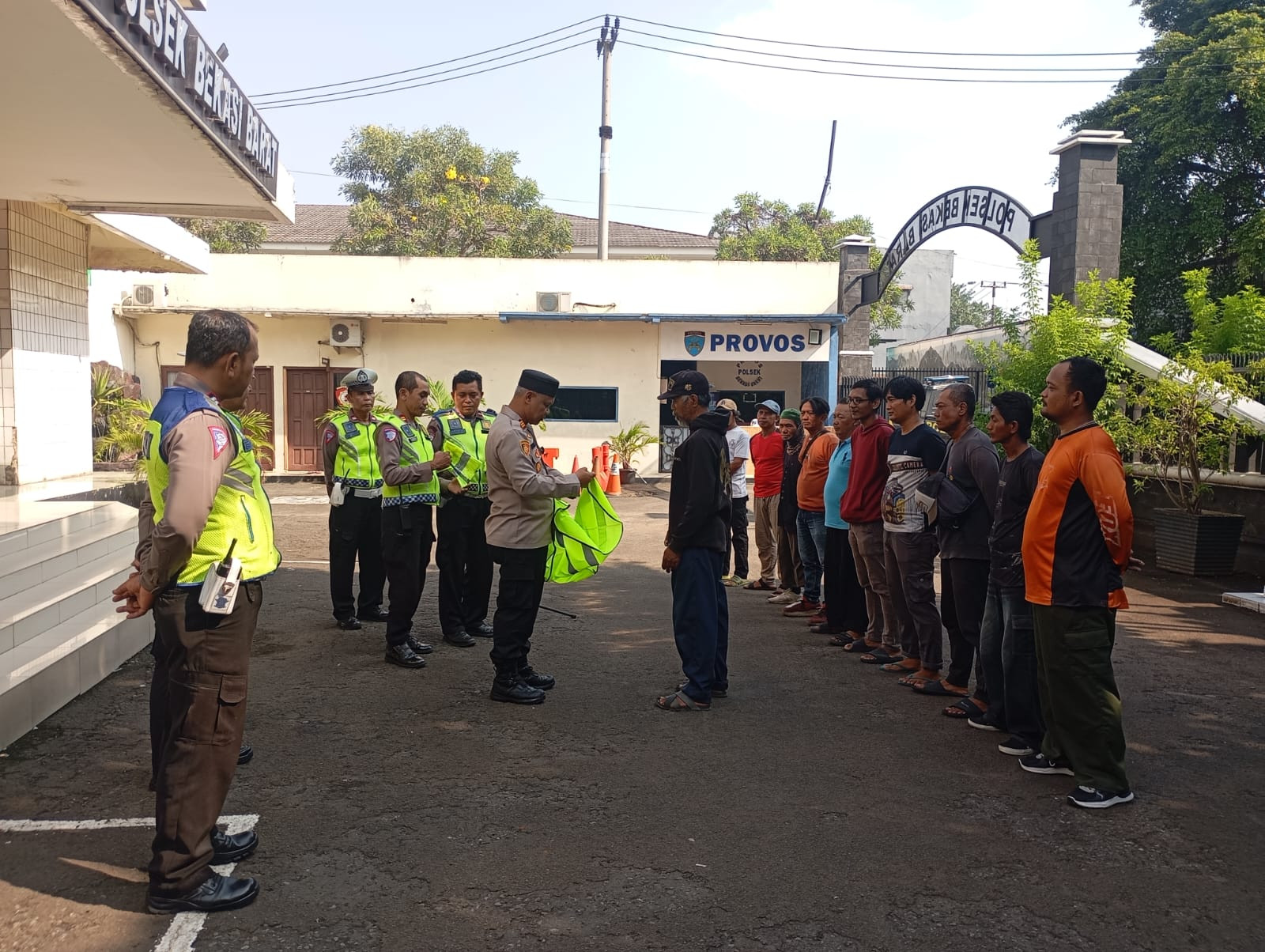 Kapolsek Bekasi Barat Berikan Rompi Hijau kepada 12 Supeltas untuk Dukung Kelancaran Lalu Lintas