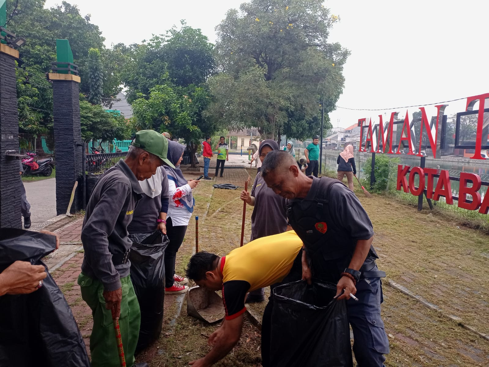 Wujud Sinergi, Bhabinkamtibmas dan Warga Gelar Kerja Bakti Bersihkan Taman