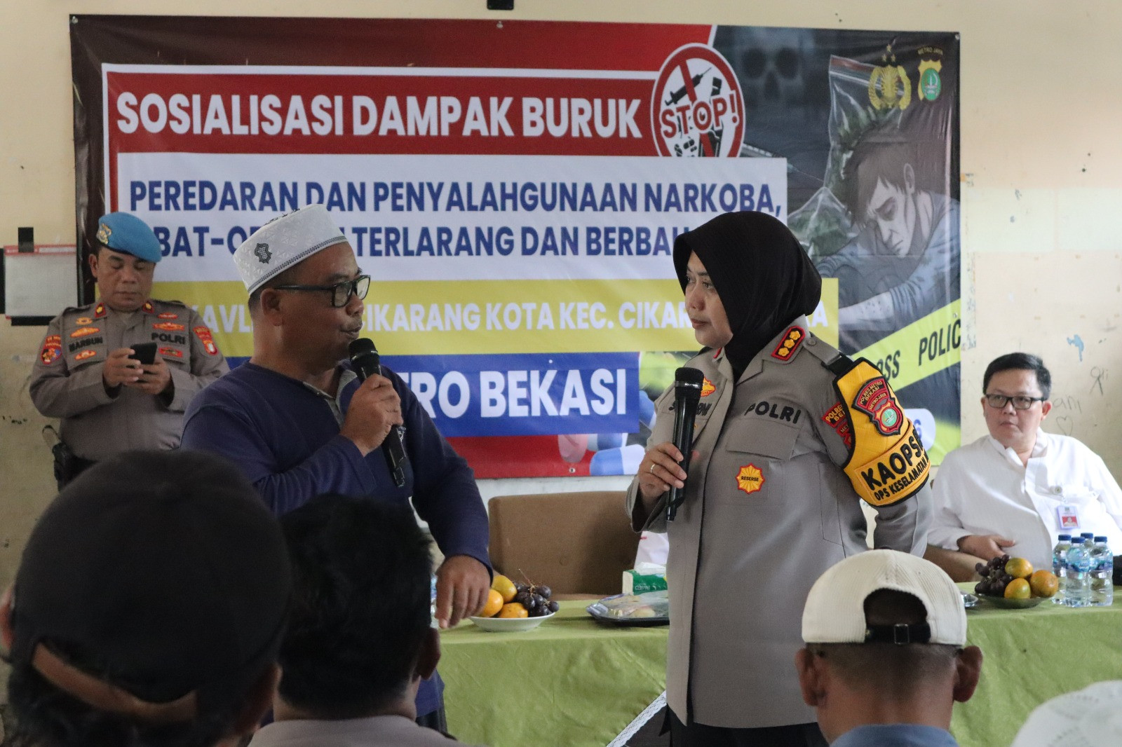 Perangi Narkotika Kampung Kavling, Kapolres Metro Bekasi Turun Langsung Berikan Edukasi dan Berikan 300 Paket Sembako Kepada Warga dan Tokoh Lingkungan