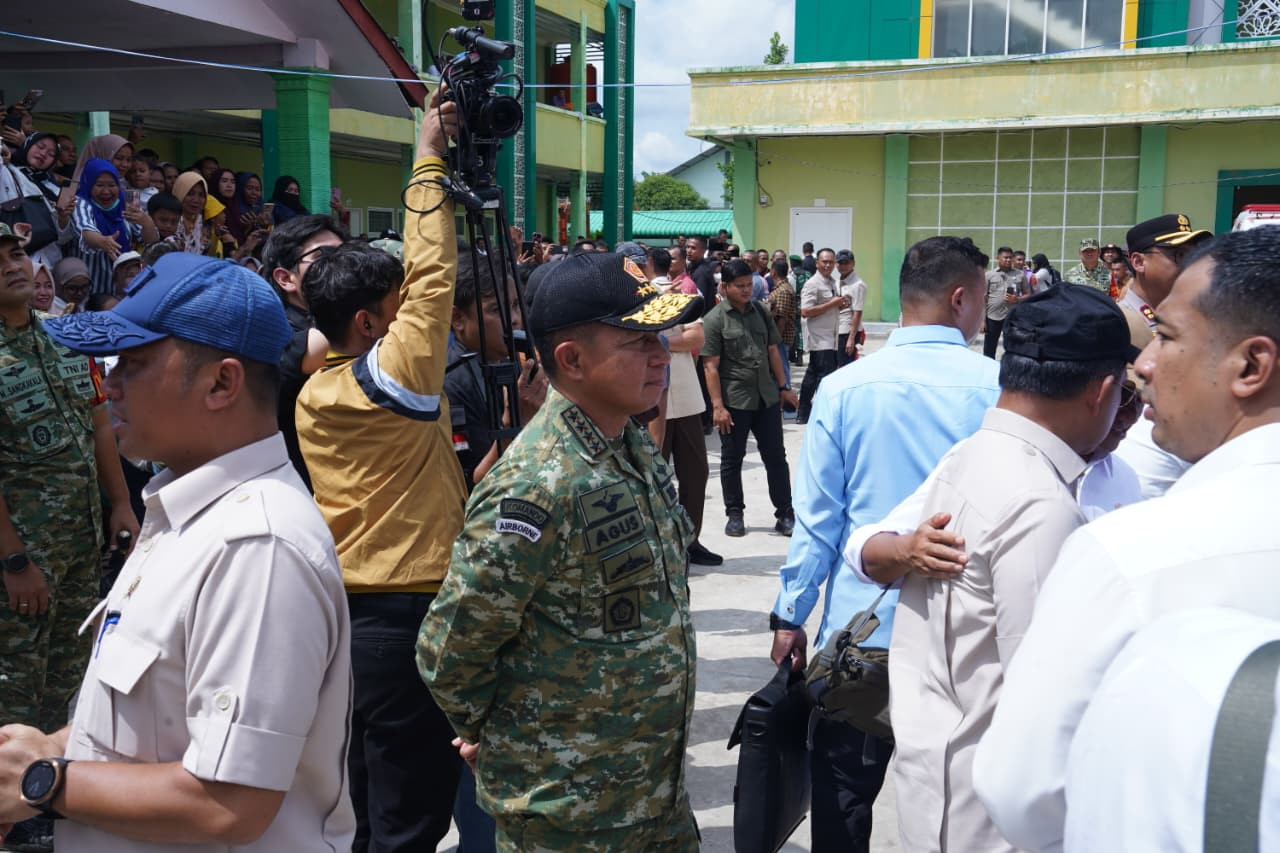 Panglima TNI Dampingi Presiden Prabowo Subianto Tinjau Lokasi Pengungsian Langkat