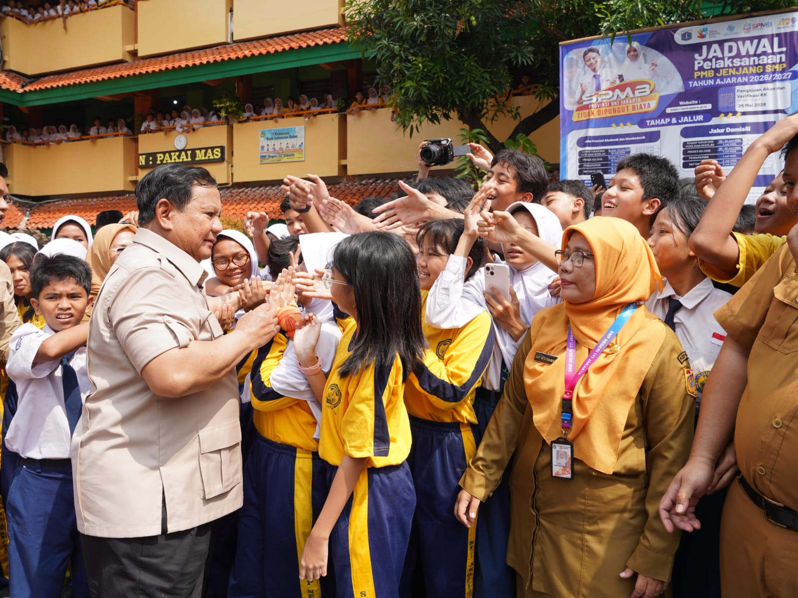 Guru SMPN 111 Jakarta Bahagia Dikunjungi Prabowo: “Luar Biasa Bangga!”
