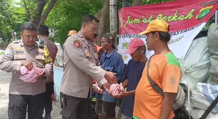 Jumat Berkah, Polisi Turun ke Lorong Warga Pademangan Bagikan Nasi Bungkus