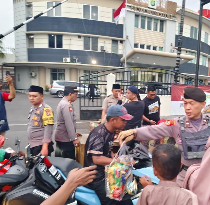 Sinergi Tiga Pilar Kelurahan Cimuning Gelar Jumat Berkah, Bagikan Takjil Kepada Pengguna Jalan