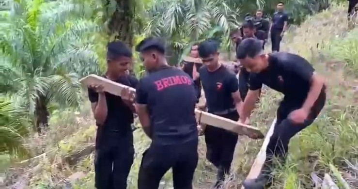 Brimob Polda Kaltara Membangun Jembatan Roboh di Tapal Batas, Sebatik Tengah