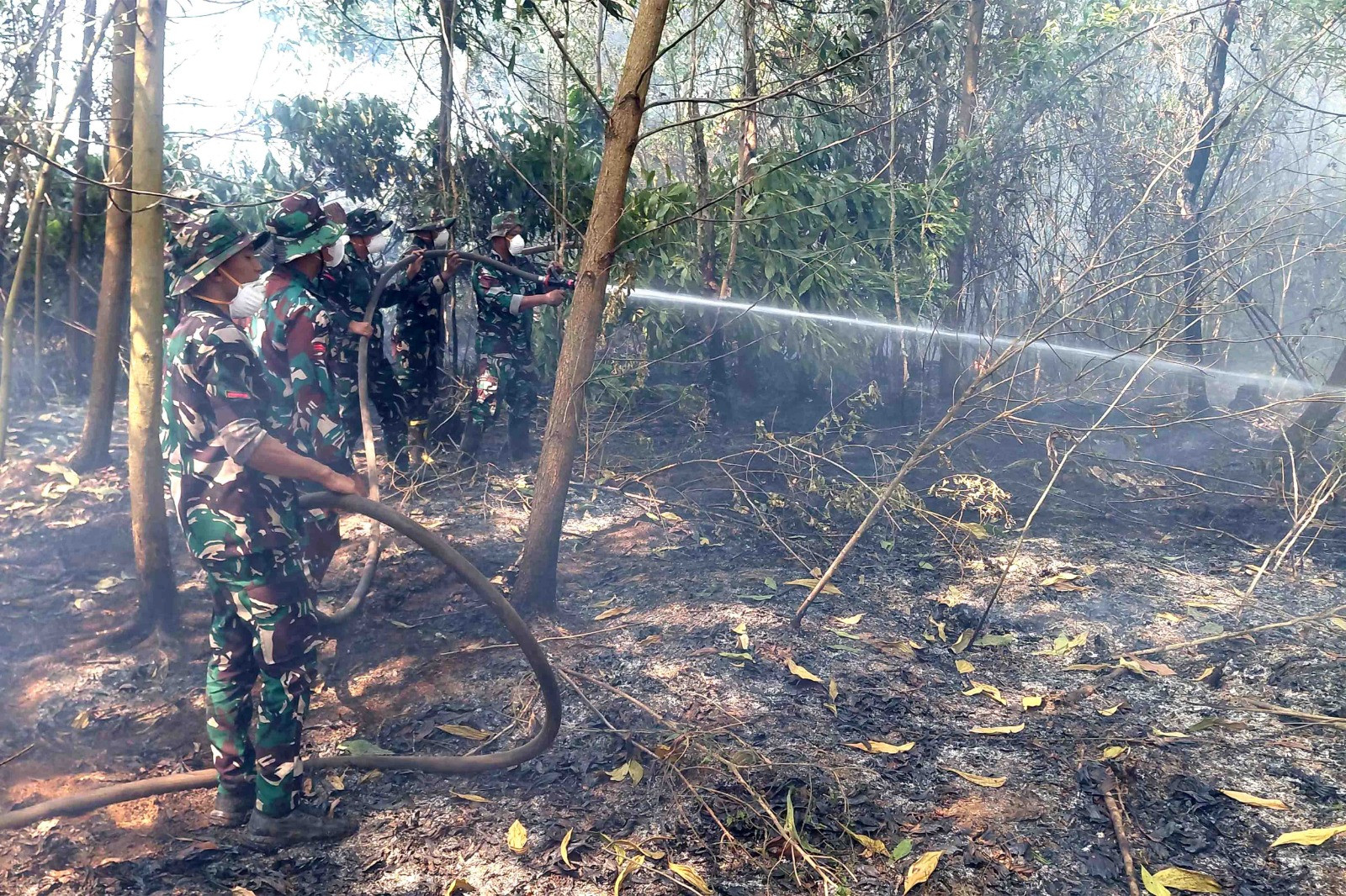 Gambut Jadi Medan Tempur, Satgas Darat Lanud Sjamsudin Noor Pantang Pulang Sebelum Bara Terkendali