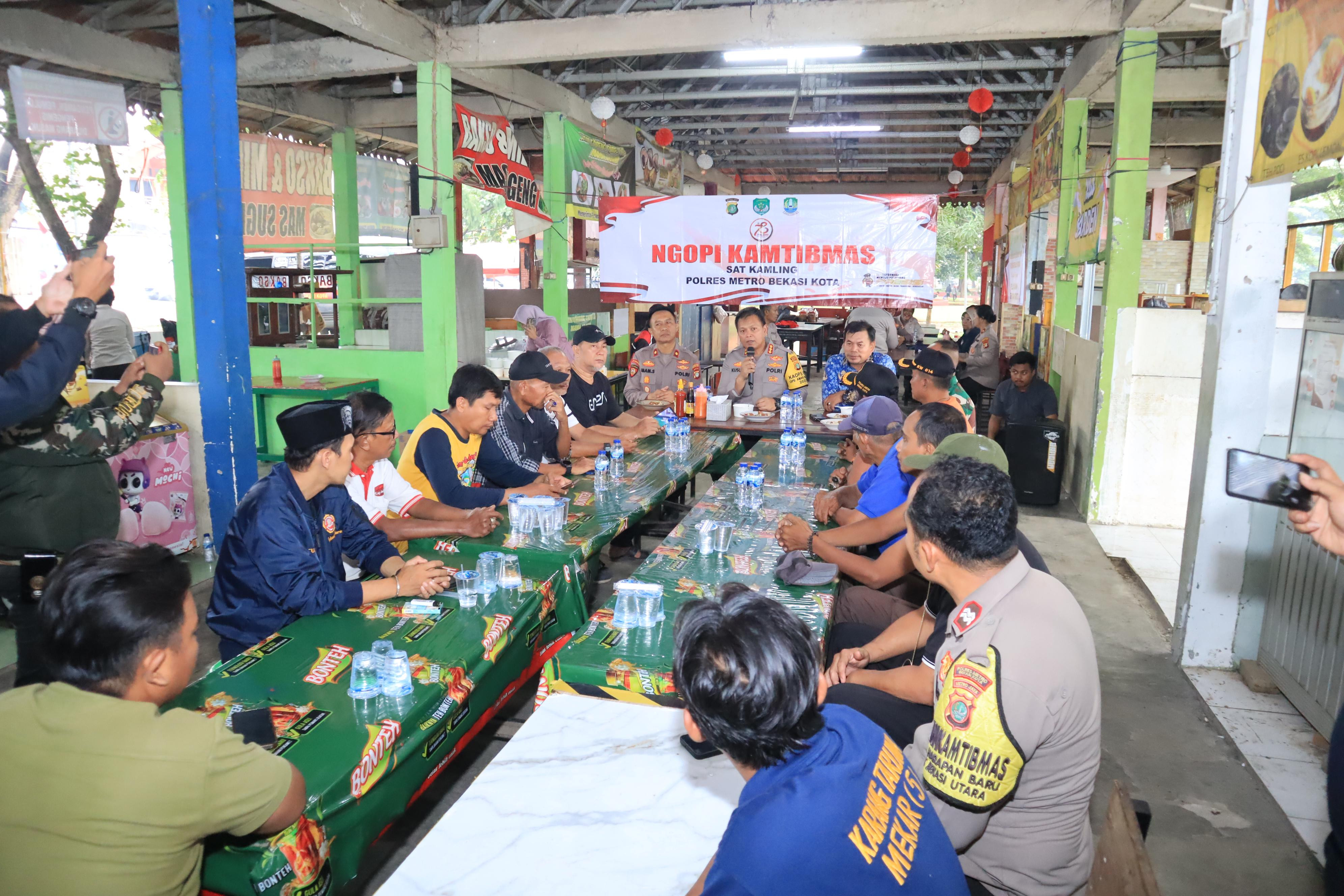 Ngopi Kamtibmas Kapolres Metro Bekasi Kota Bersama Warga RW 13 Bekasi Utara