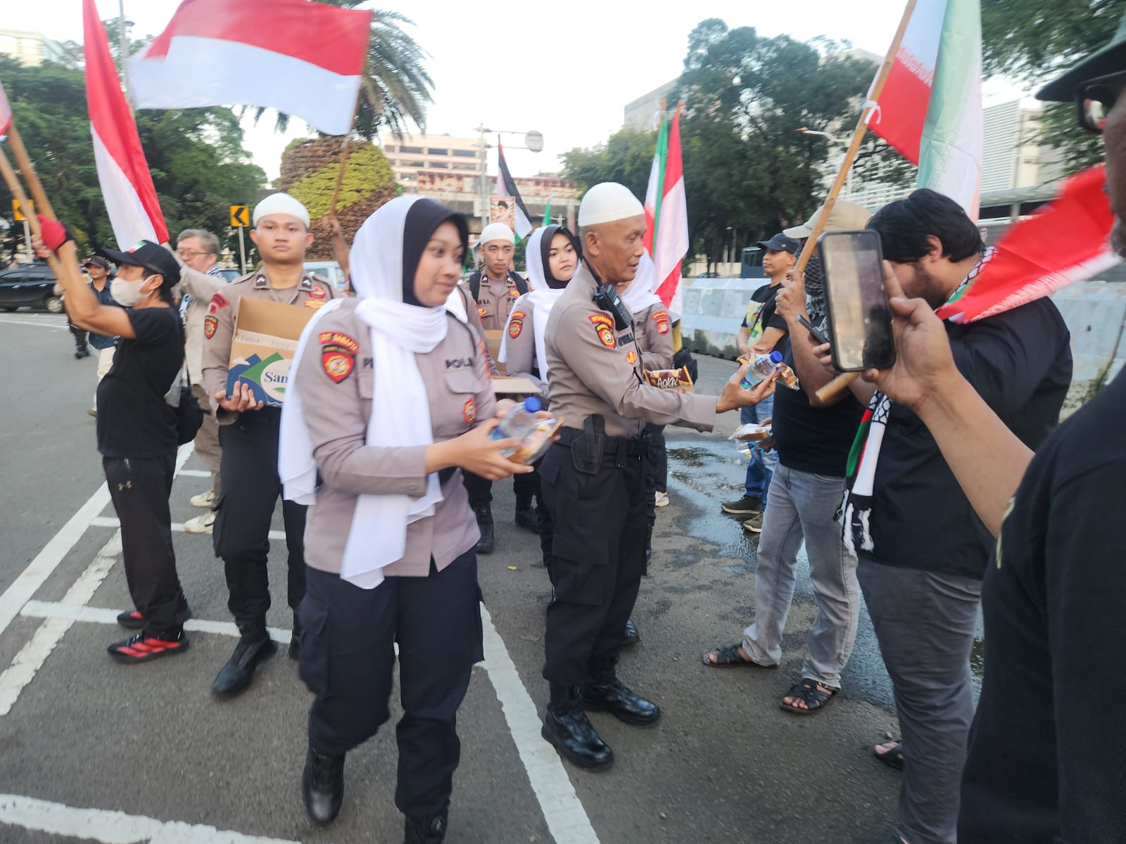 Penyampaian Aspirasi di Kedubes AS Berlangsung Kondusif, Polisi Bagikan Snack ke Peserta Aksi