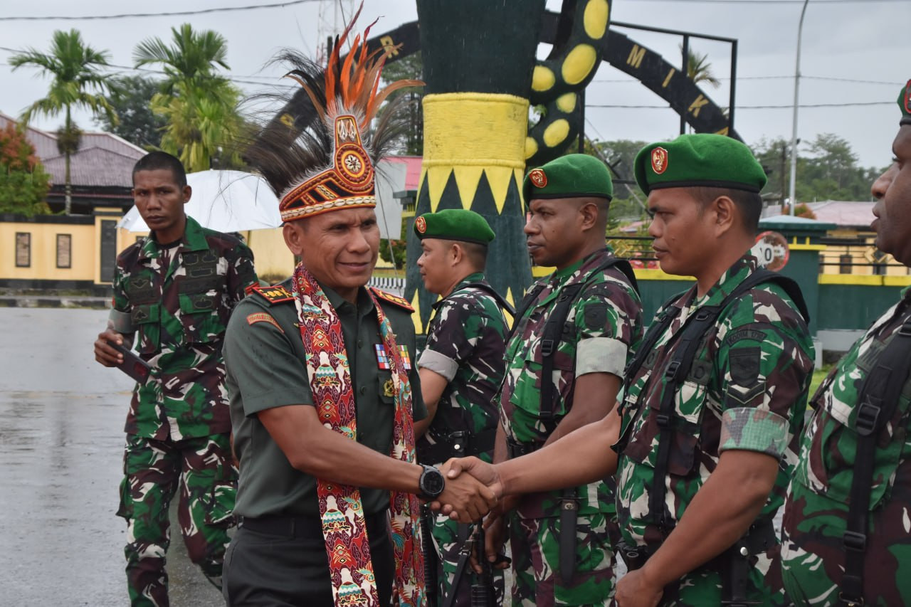 Kodim 1710/Mimika Gelar Tradisi Penyambutan Dandim dan Ketua Persit KCK