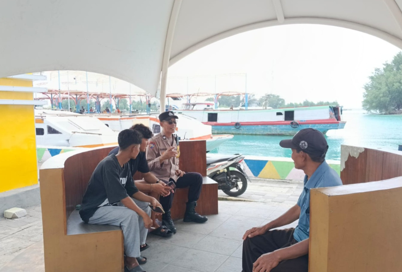 Bhabinkamtibmas Pulau Kelapa Ajak Warga Jaga Keamanan Demi Wisata Aman dan Nyaman