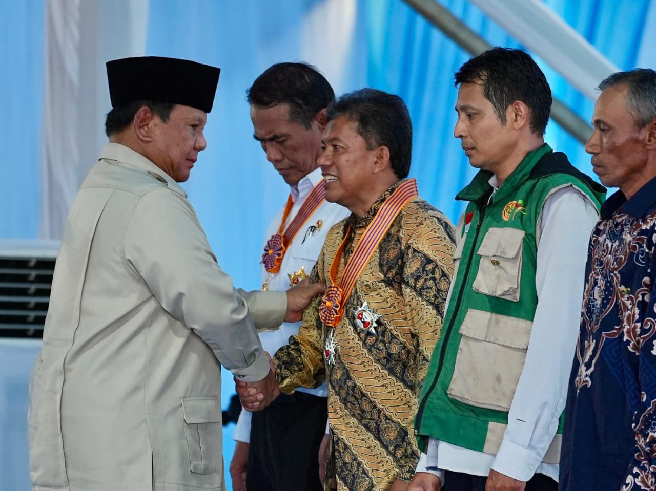 Bareng Petani di Karawang, Prabowo Umumkan Keberhasilan Indonesia Swasembada Pangan 2025