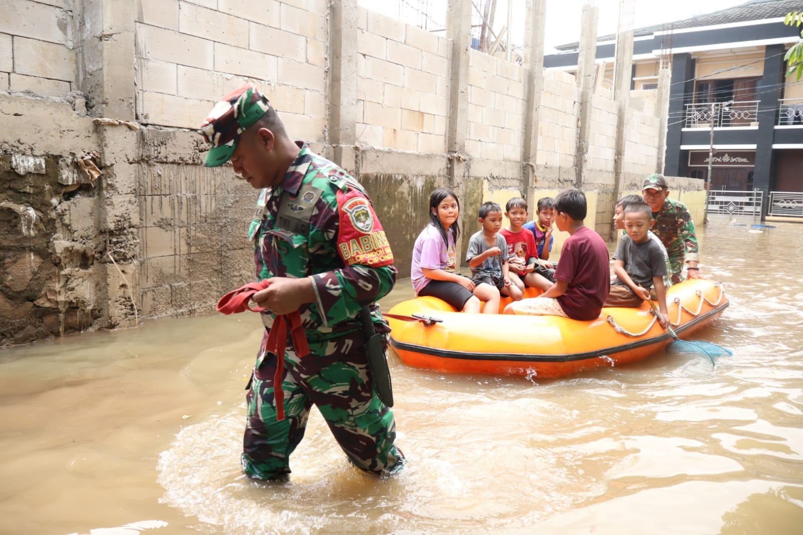 Kodim 0506/Tangerang Sigap Bantu Warga Terdampak Banjir di Cipondoh, Puluhan KK Dievakuasi