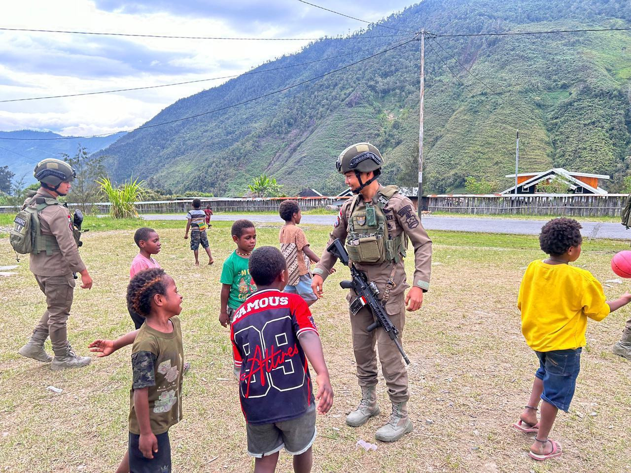 Polisi Hadir Menyapa Warga di Kulirik, Pendekatan Humanis Satgas Damai Cartenz Perkuat Rasa Aman