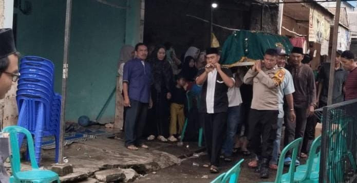 Hadir di Saat Duka, Polsek Rawalumbu Sampaikan Belasungkawa kepada Keluarga Tokoh Bojong Menteng