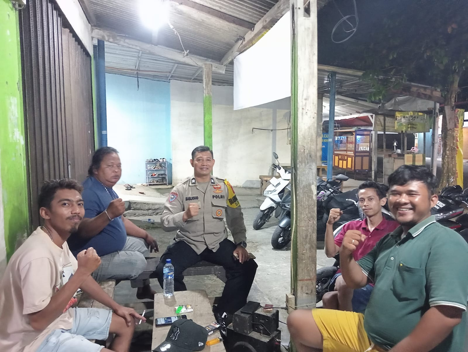 Jaga Kamtibmas Dini Hari, Bhabinkamtibmas Polsek Bantargebang Sisir Titik Rawan di Mustikasari