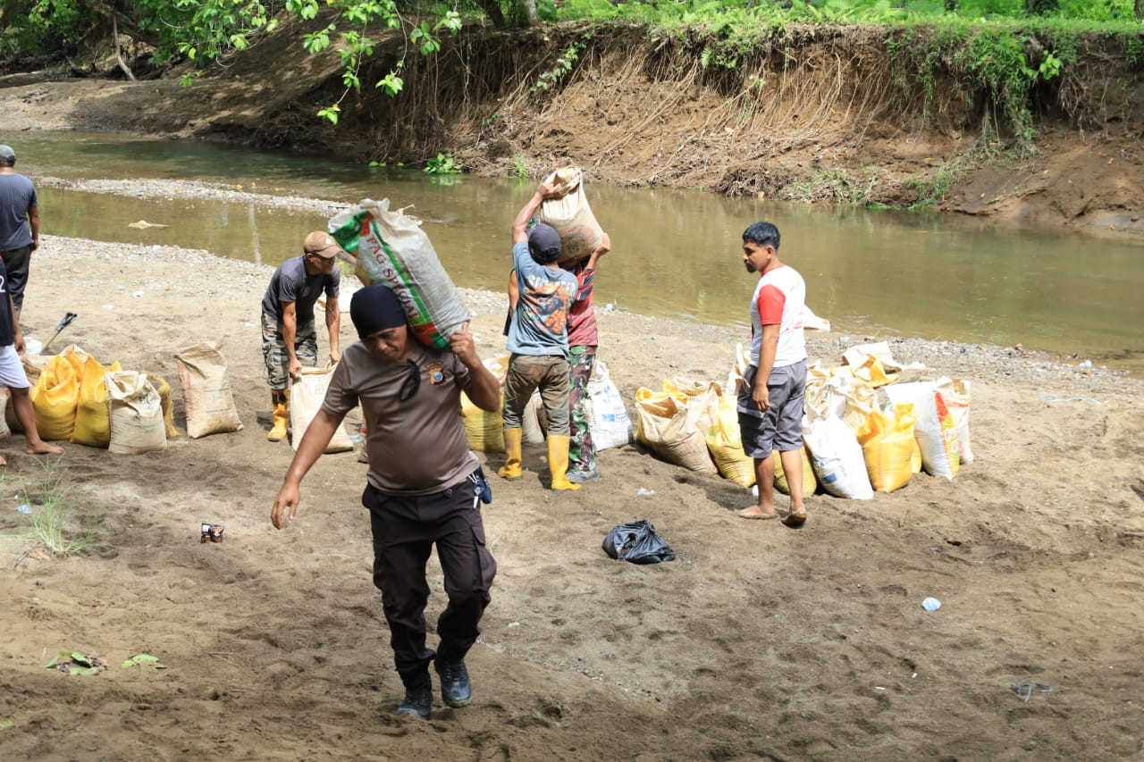 Satgas TMMD Kodim 1505/Tidore Bersama Warga Gotong Royong Ambil Material Pasir Untuk Pembangunan Lapangan Bola Voli