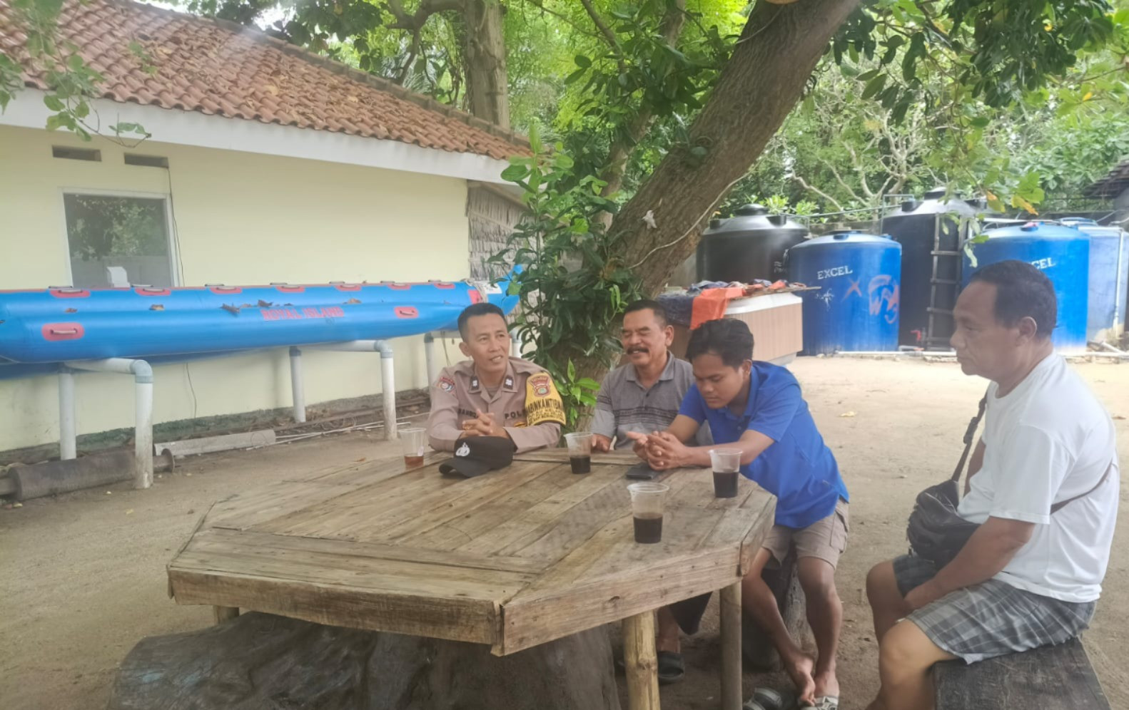 Bhabinkamtibmas Pulau Kelapa Sambang Warga, Ajak Jaga Kamtibmas dan Waspada Cuaca Buruk Saat Melaut