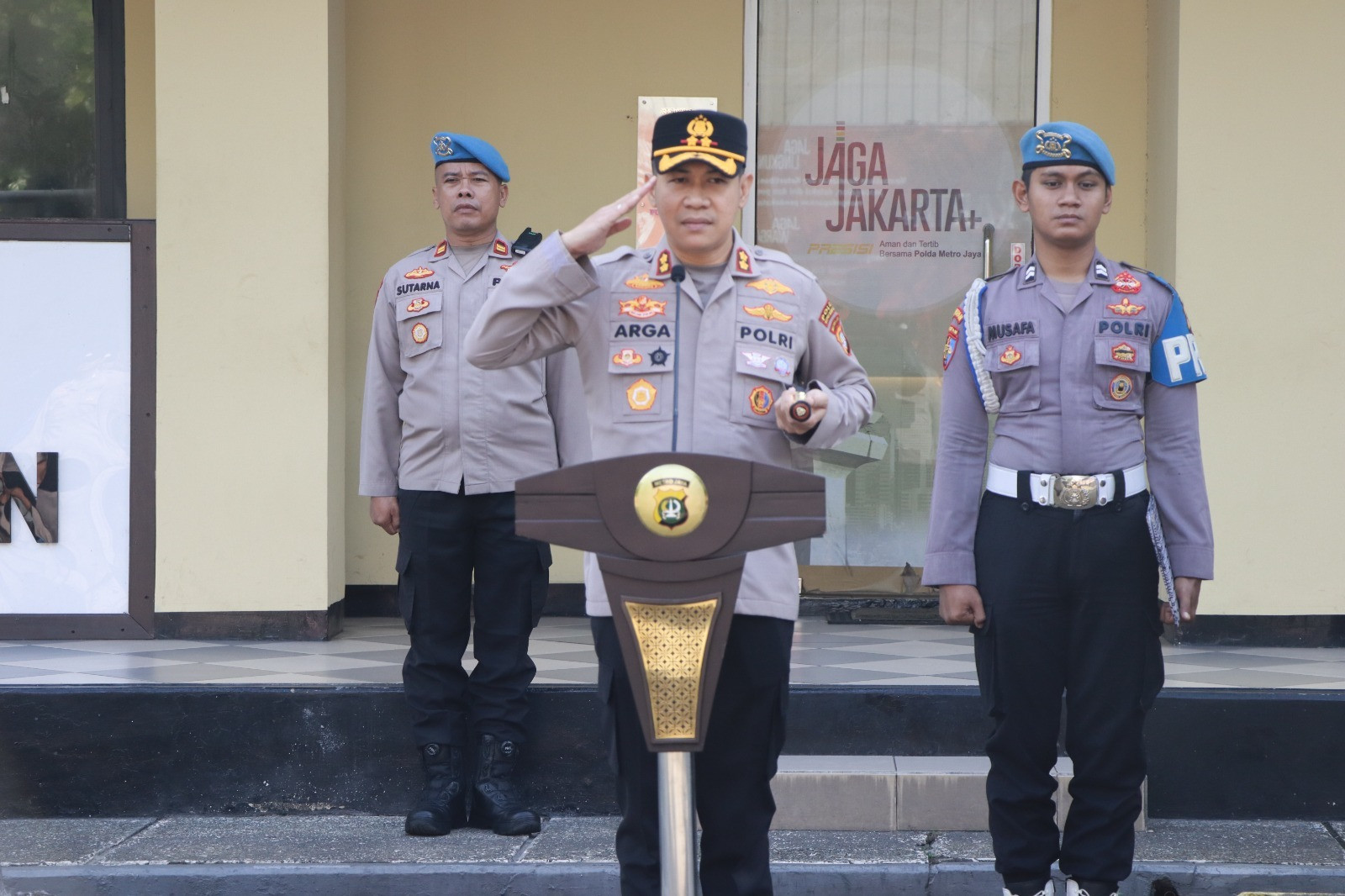 Kapolres Kepulauan Seribu Apresiasi Anggota, Tekankan Peningkatan Kinerja dan Pencegahan Pelanggaran di Tahun 2026