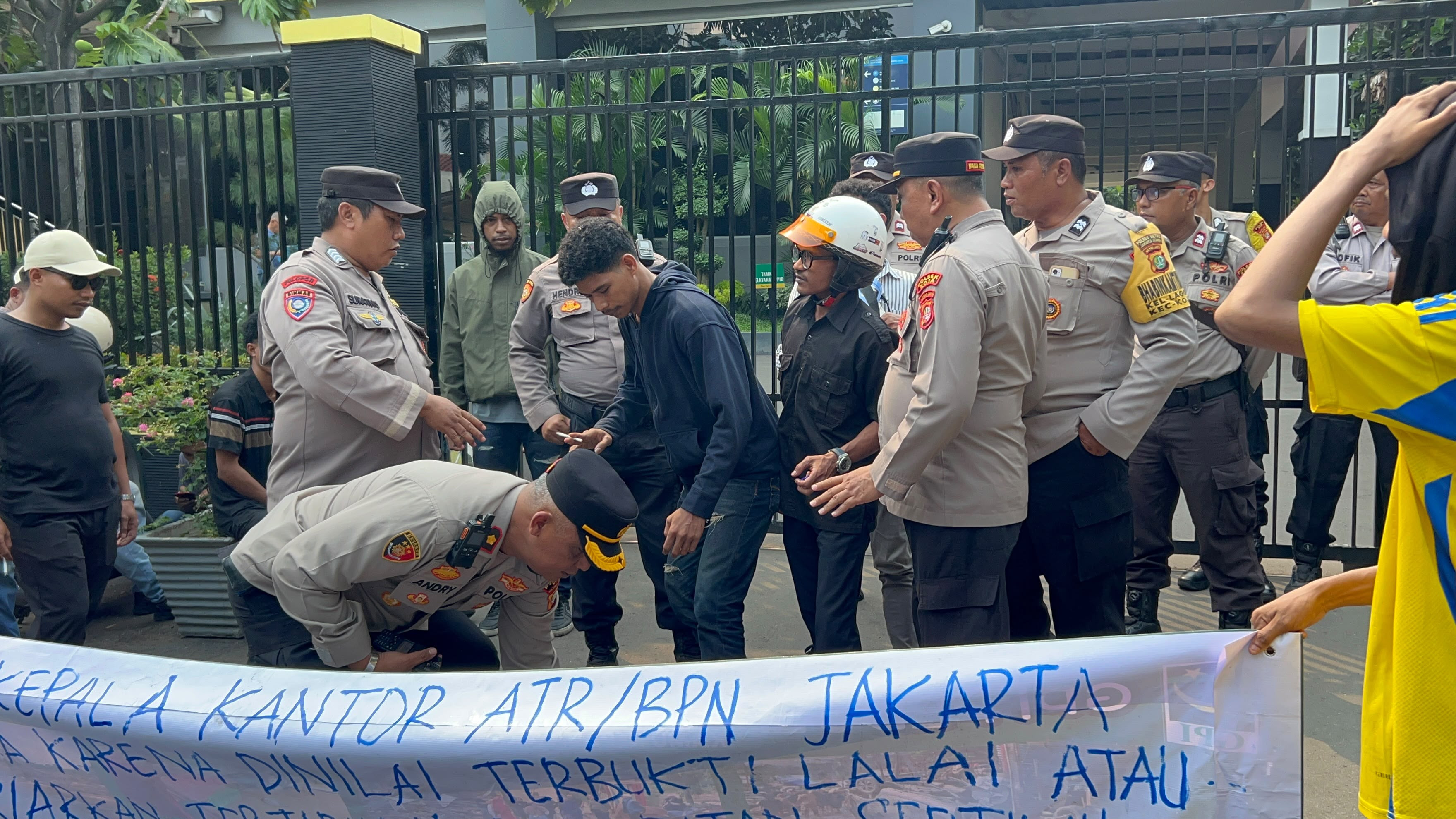 Polisi Gagalkan Upaya Pembakaran Ban Saat Aksi Mahasiswa di Kantor ATR/BPN Jakarta Utara