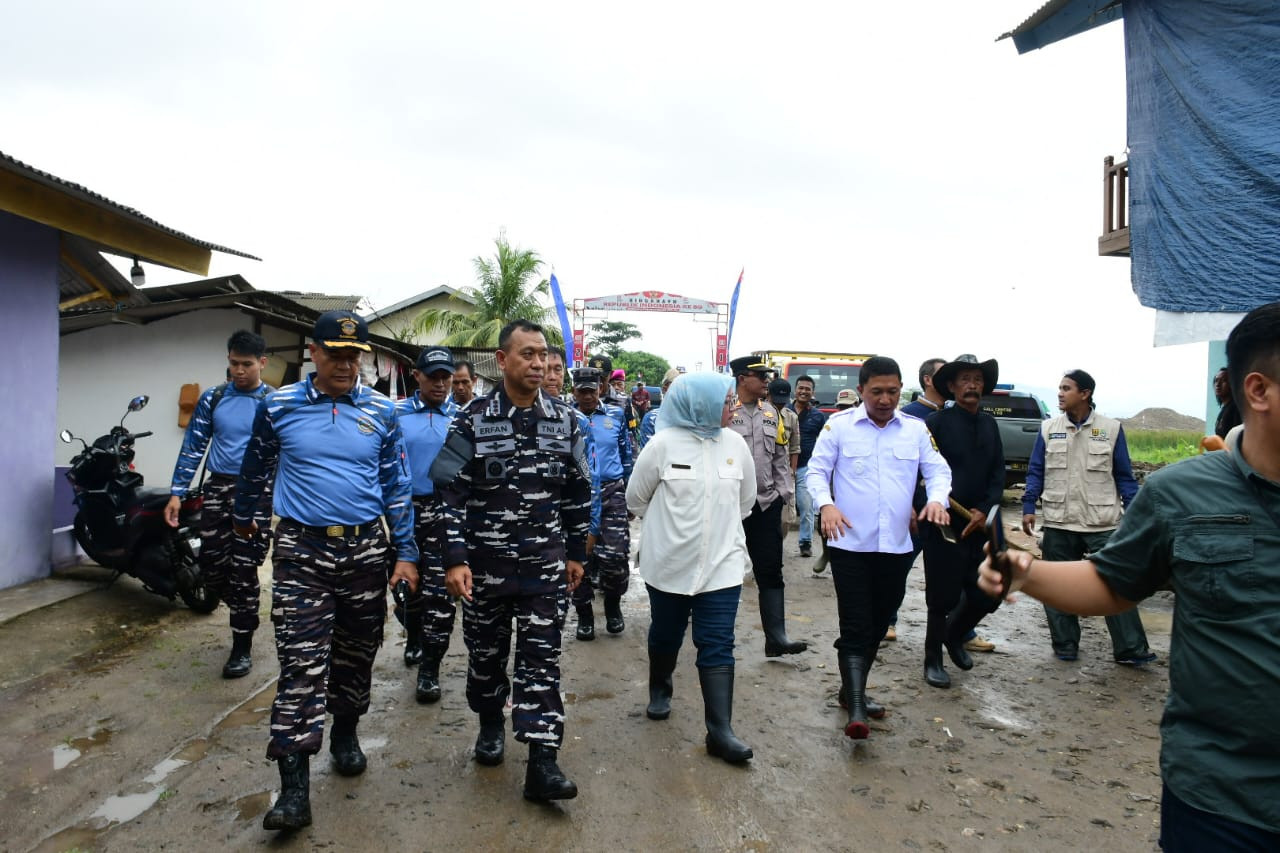 Pangkalan TNI AL Bandung Bersama DKP Provinsi Jawa Barat Gelar Gerakan Bersih Pantai Jabar Raksa Sagara