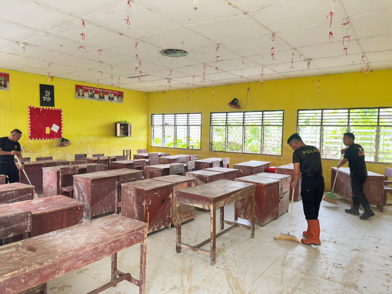 Polri Peduli Pendidikan, Pulihkan Fasilitas Pendidikan di SMA Negeri 1 Tanjung Pura Pascabanjir