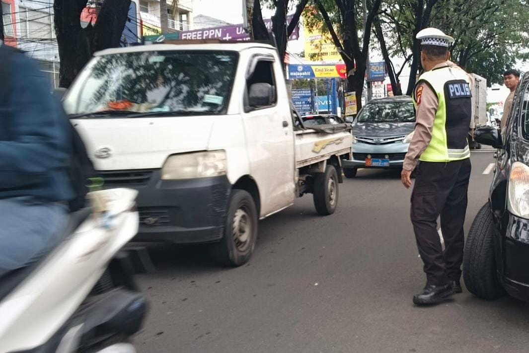 Sigap Atasi Kemacetan, Aiptu Budi Pramono Turun Langsung Atur Lalu Lintas di Jalan Alternatif Cibubur