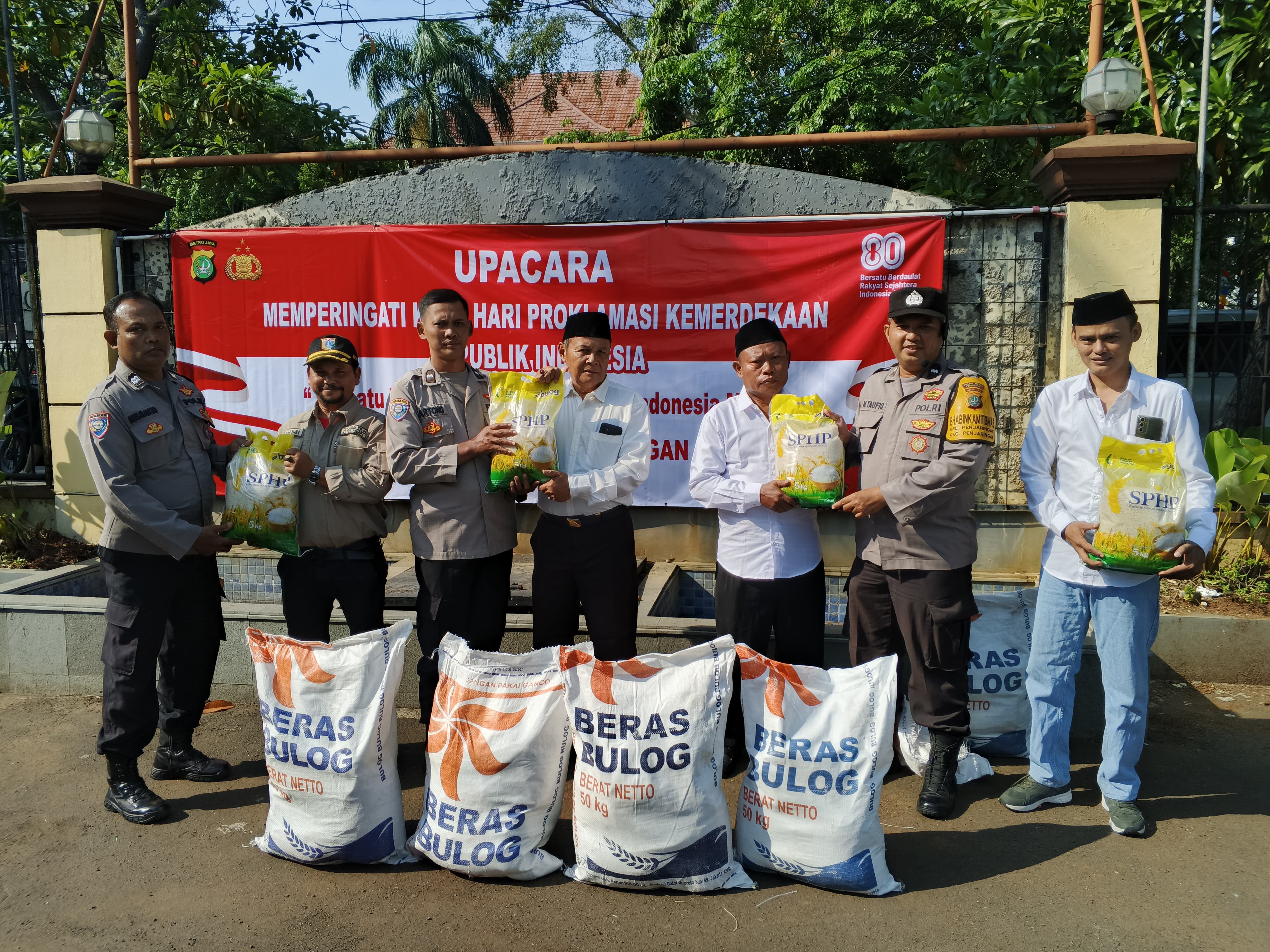 Polri dan Bulog Gelar Gerakan Pangan Murah di Penjaringan, Ratusan Pack Beras Ludes Terjual