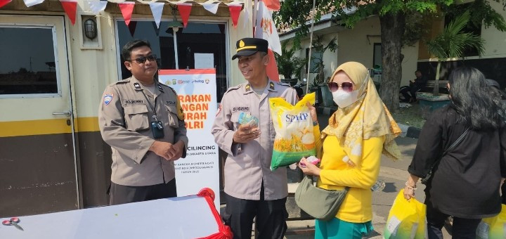 Polsek Cilincing Bersama Bulog Gelar Gerakan Pangan Murah, Beras SPHP Ludes Terjual