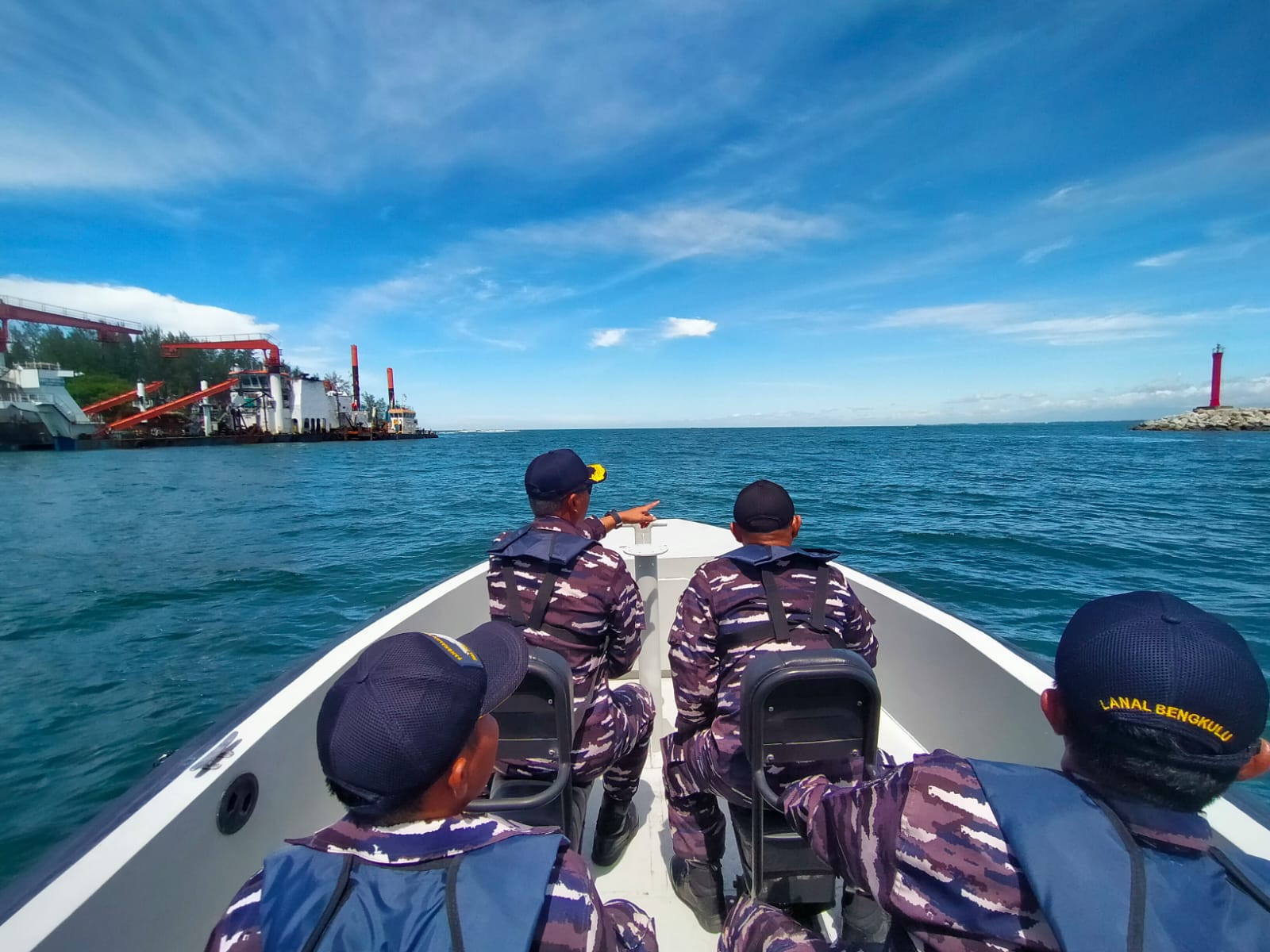 Danlanal Bengkulu Laksanakan Pengecekan Alur Masuk Pelabuhan Pulau Baai