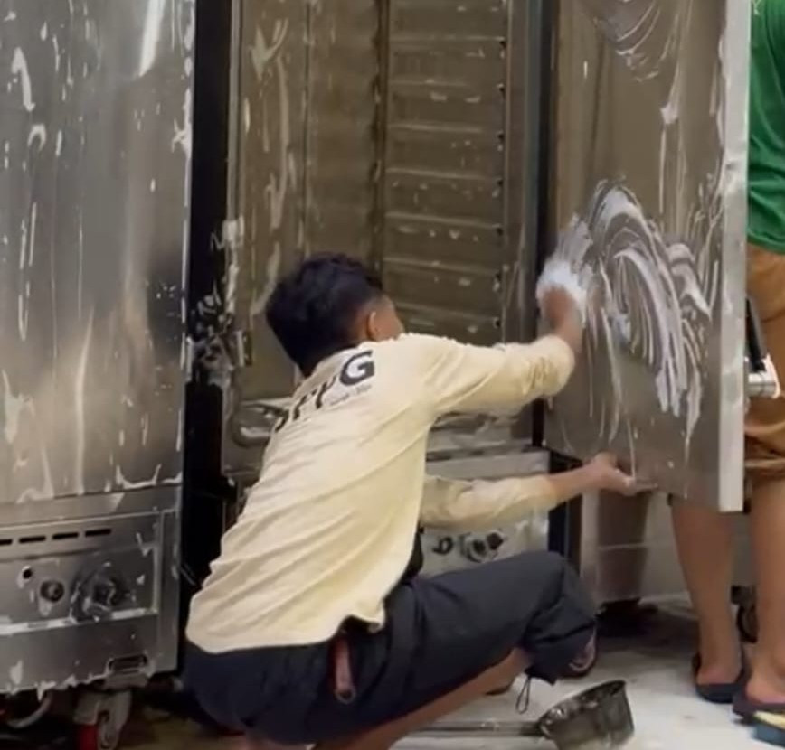 Jelang MBG Kembali Beroperasi, Relawan SPPG Jakbar Gotong Royong Bersihkan Dapur