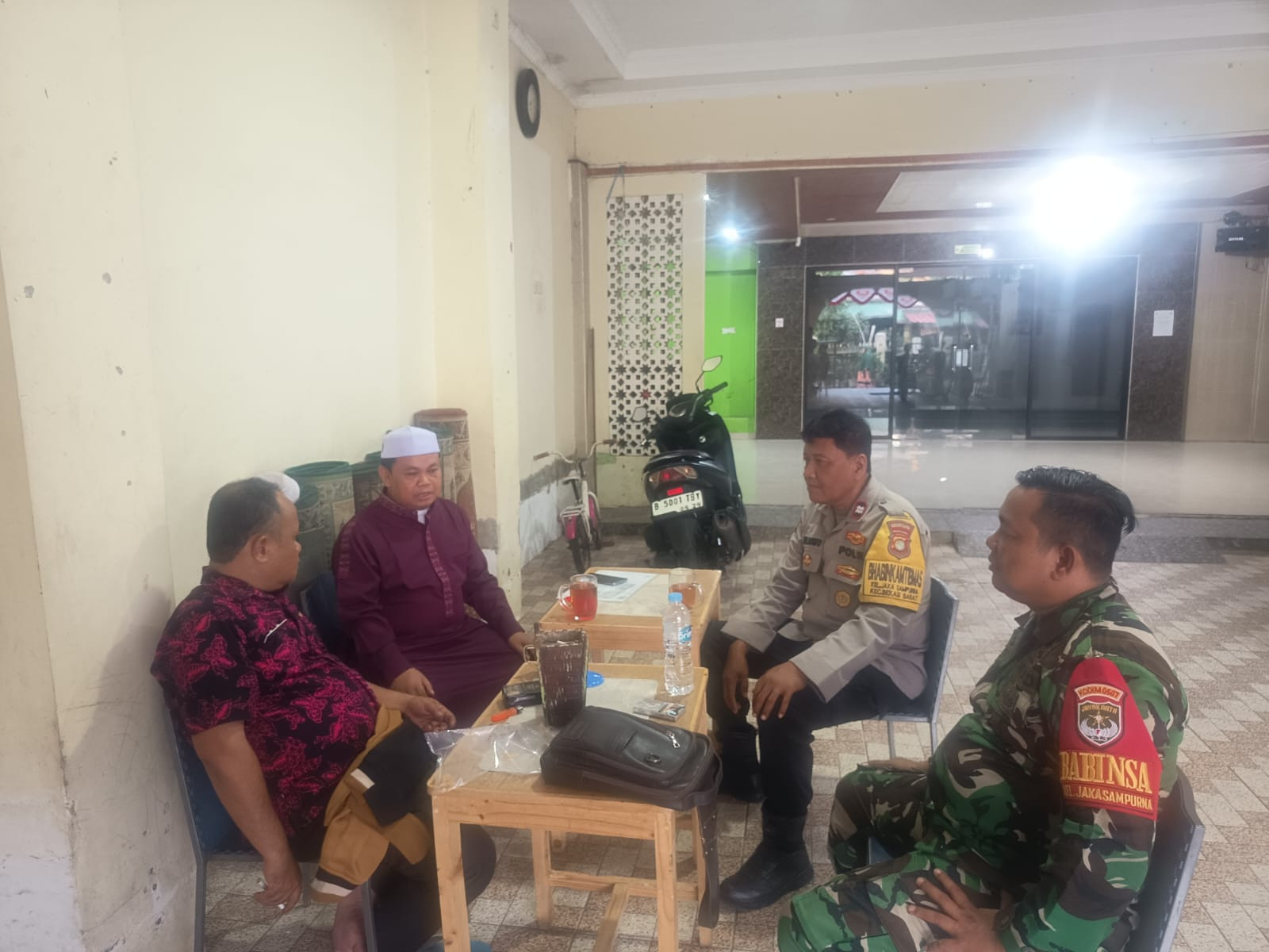 Sinergitas TNI–Polri, Bhabinkamtibmas dan Babinsa Sambangi Tokoh Masyarakat di Jakasampurna