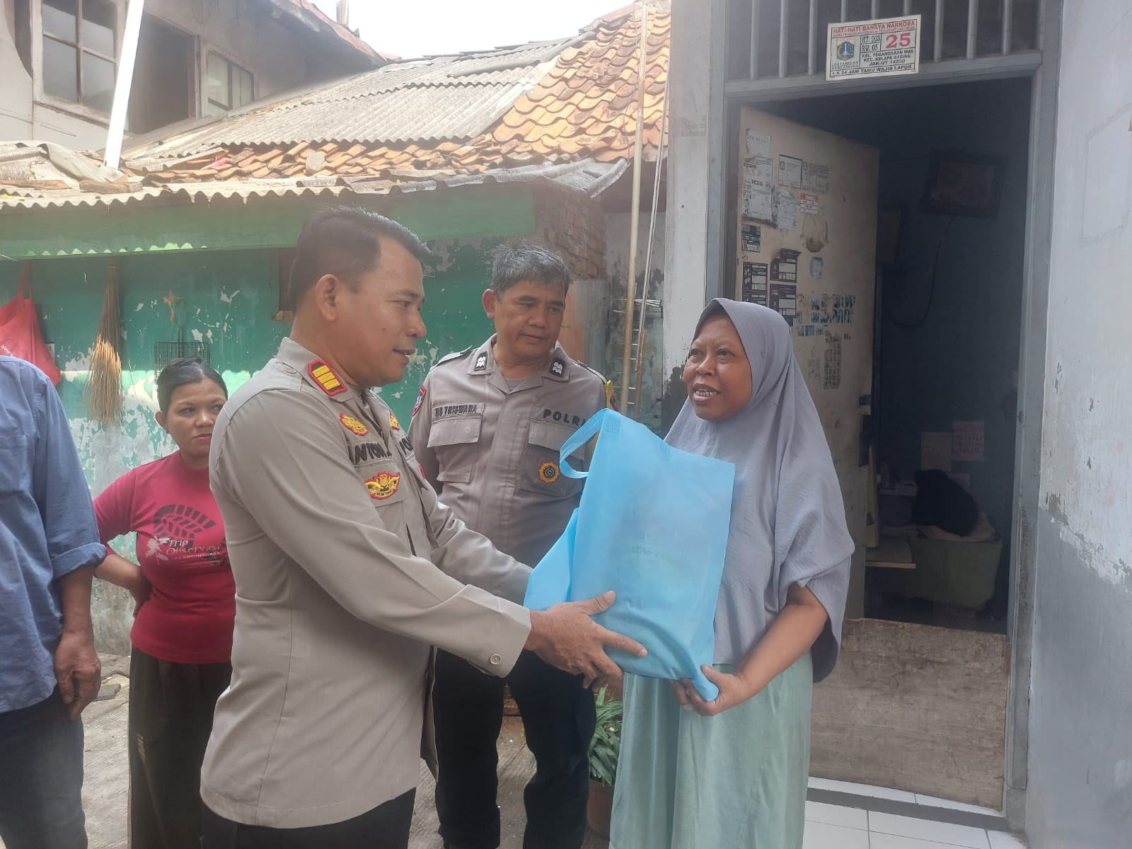 Polsek Kelapa Gading Salurkan Bansos untuk Warga Slum Area Pegangsaan Dua, Wujudkan Kepedulian di Bulan Kemerdekaan