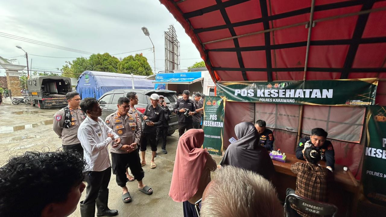 Kabid Humas Polda Jabar Tinjau Posko Kesehatan Biddokkes di Lokasi Banjir Karangligar