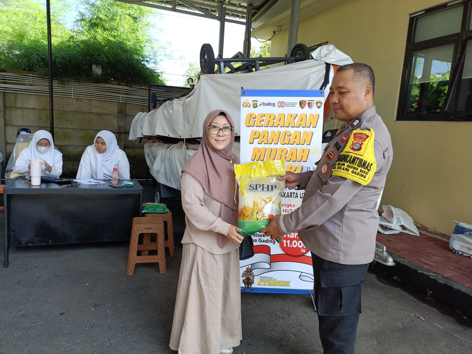 Polsek Kelapa Gading dan Bulog Gelar Gerakan Pangan Murah, Warga Dapatkan Beras SPHP dengan Harga Terjangkau