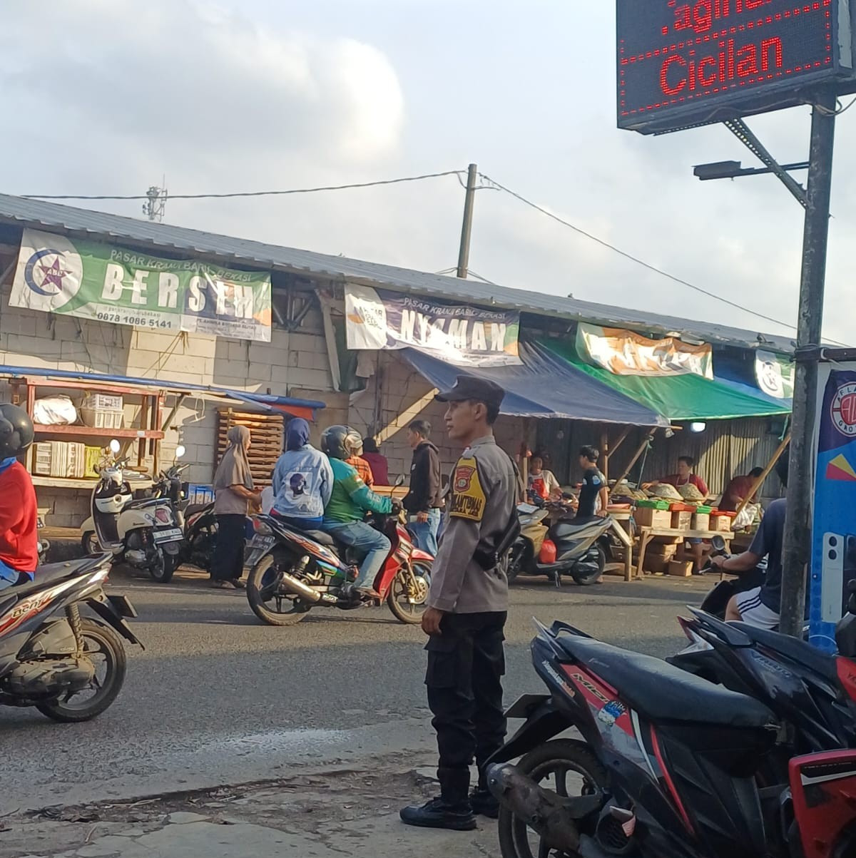 Berikan Pelayanan Prima, Personel Polsek Bekasi Barat Berjibaku Urai Kemacetan di Jalur Protokol