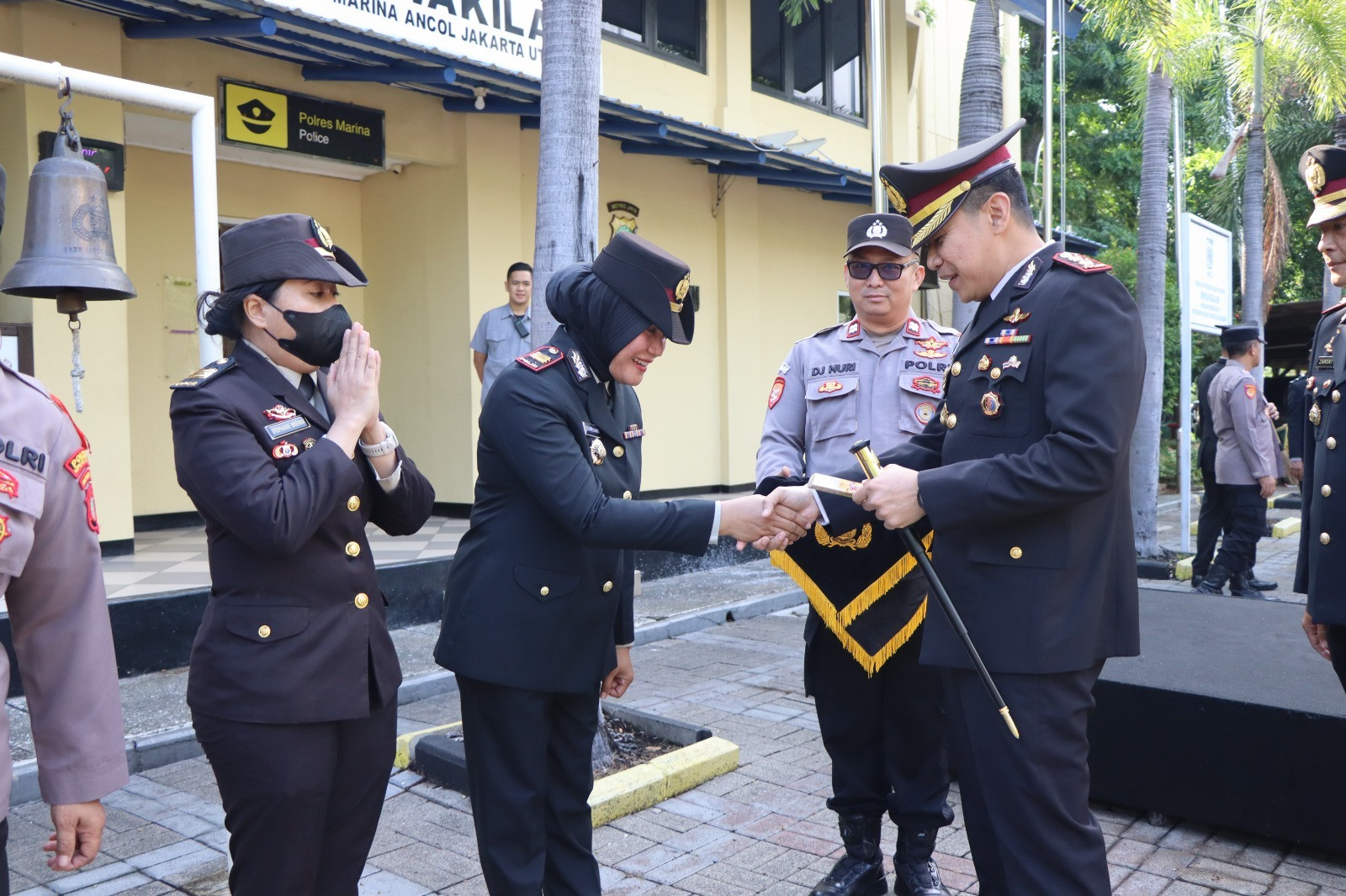 Polres Kepulauan Seribu Gelar Upacara Hari Ibu, Kapolres Pimpin Langsung dan Beri Penghormatan untuk Polwan