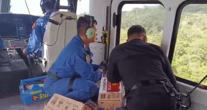 Polri Lanjutkan Distribusi Bantuan Bencana Banjir dengan Airdrop ke Taput dan Tapteng