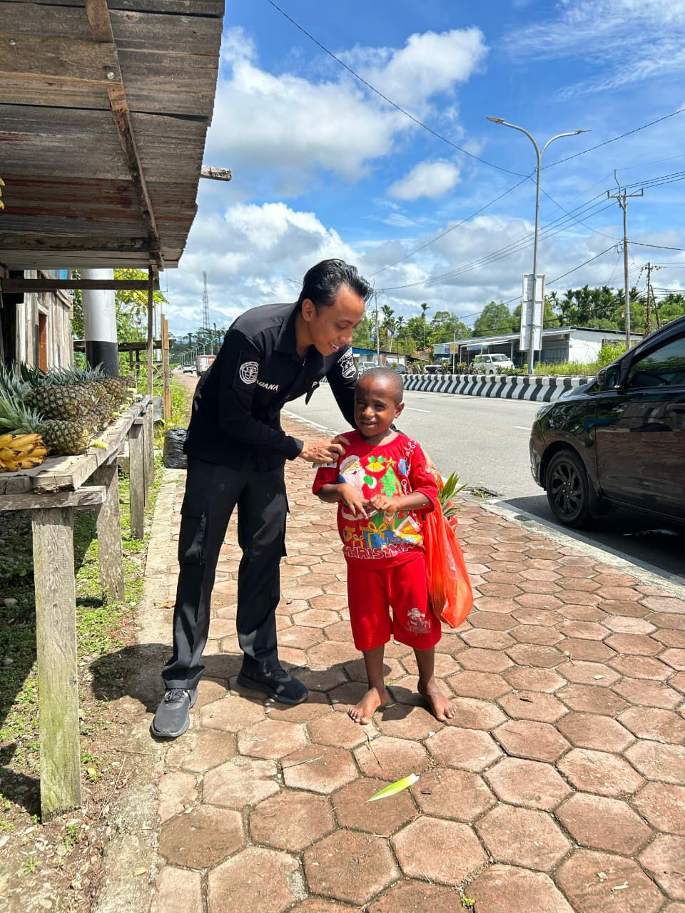 Aksi Nyata Satgas Ops Damai Cartenz Dukung Ekonomi Mama-Mama Papua Lewat Belanja Buah Lokal