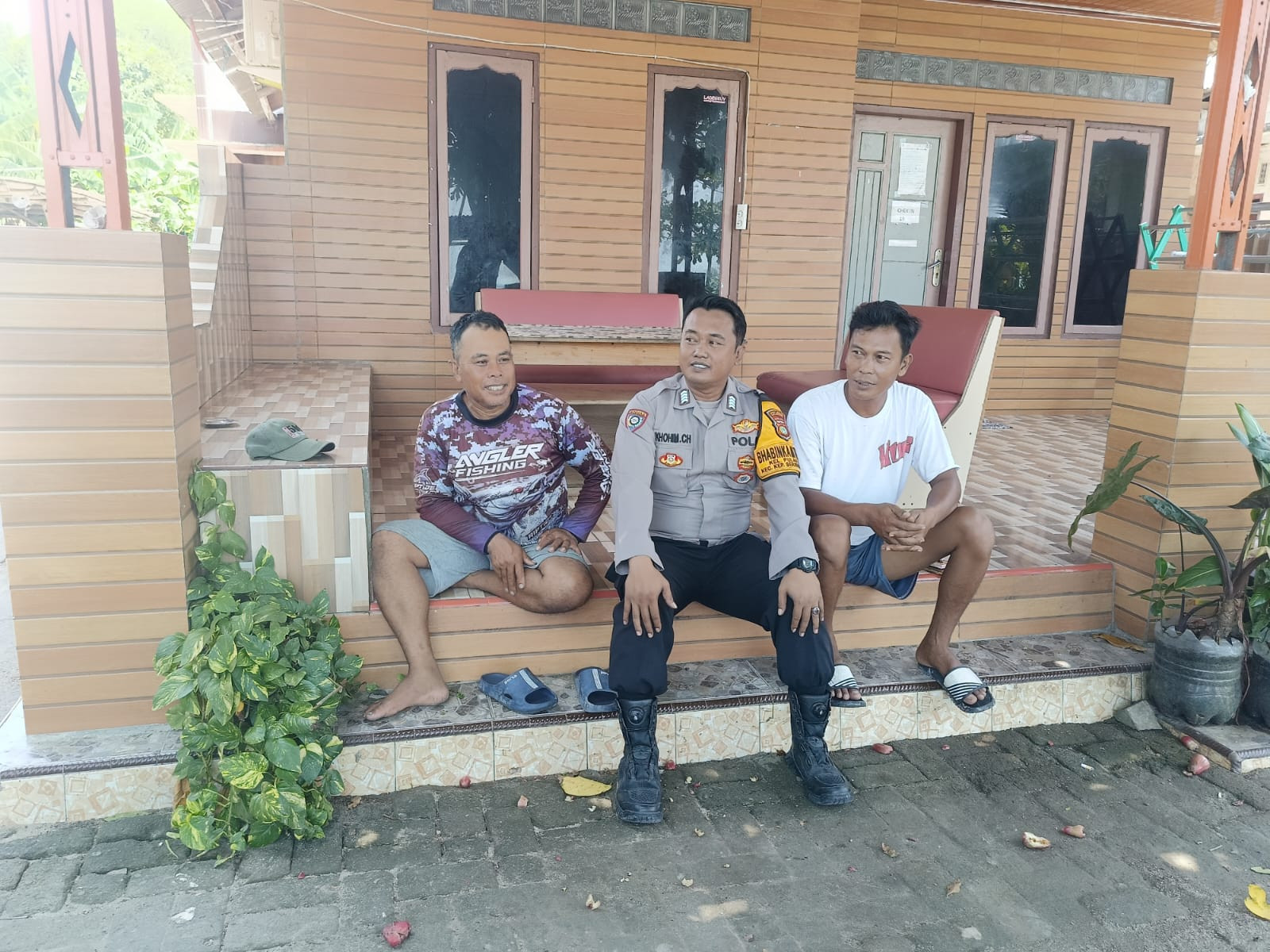 Bhabinkamtibmas Pulau Pari Ajak Warga Bersinergi Jaga Keamanan dan Sosialisasikan Layanan Darurat 110