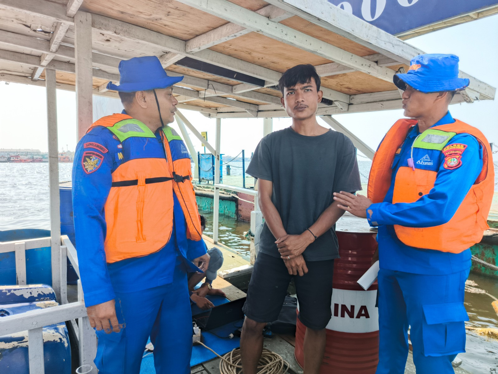 Jaga Jakarta, Satpolairud Polres Kepulauan Seribu Patroli Nelayan dan Sambangi Penjaga Pulau Sosialisasikan Layanan Polisi 110