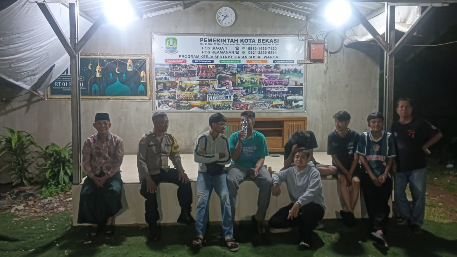 Perkuat Keamanan Malam, Bhabinkamtibmas Padurenan Kunjungi Pos Siskamling