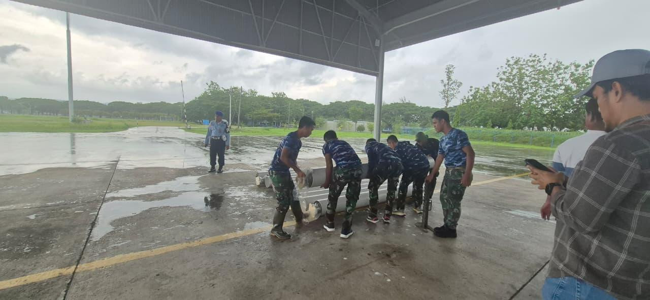 Tower PLN Roboh Dihantam Banjir, TNI Gerak Cepat Bantu Pulihkan Kelistrikan di Aceh